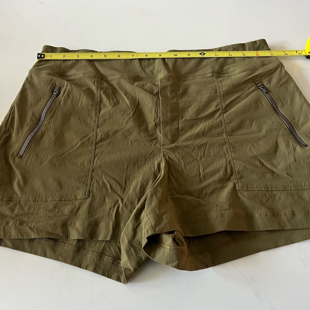 Athleta Olive Trekkie North Mid Rise Shorts Sz 14 - Picture 6 of 8